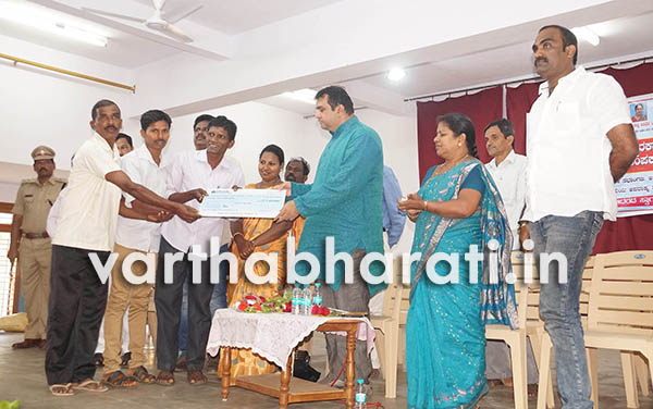 ಮಂದರ್ತಿ: ಅನುದಾನದ ಚೆಕ್ ವಿತರಣೆ